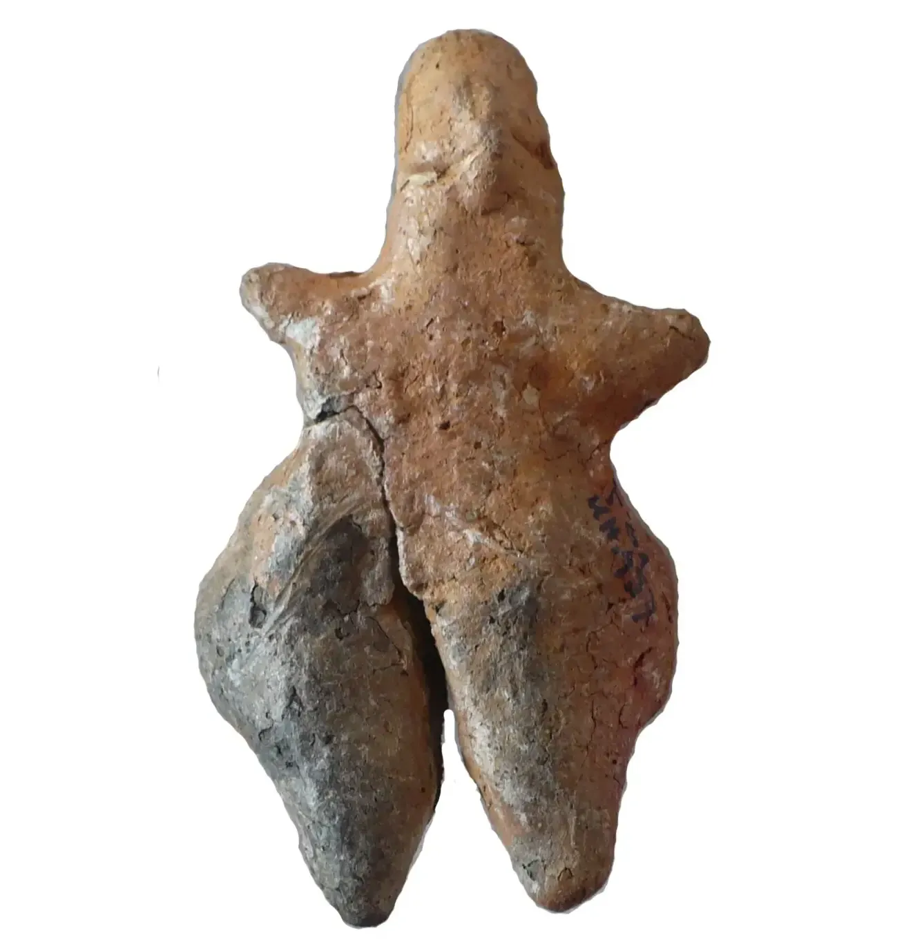 Abstrahierte Figur in menschlicher Form aus graubrauner Keramik mit einem länglichen Kopf, breiten Hüften sowie kurzen Armen und Beinen. Augen und Nase sind angedeutet.