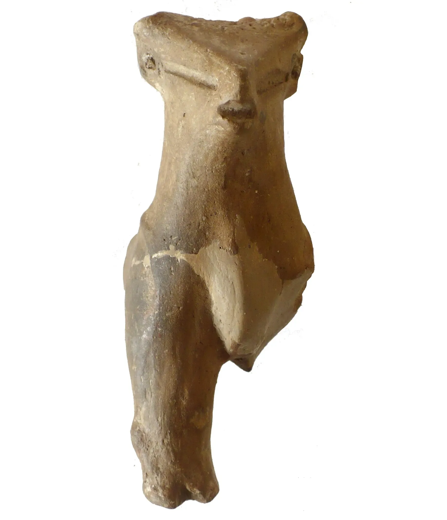Bruchstück einer stilisierten, hellgrauen Keramikfigur. In dem nach vorne spitz zulaufendem Kopf sind schlitzartige Augen und ein Mund eingedrückt. Ein Bein mit Pfote ist erhalten.