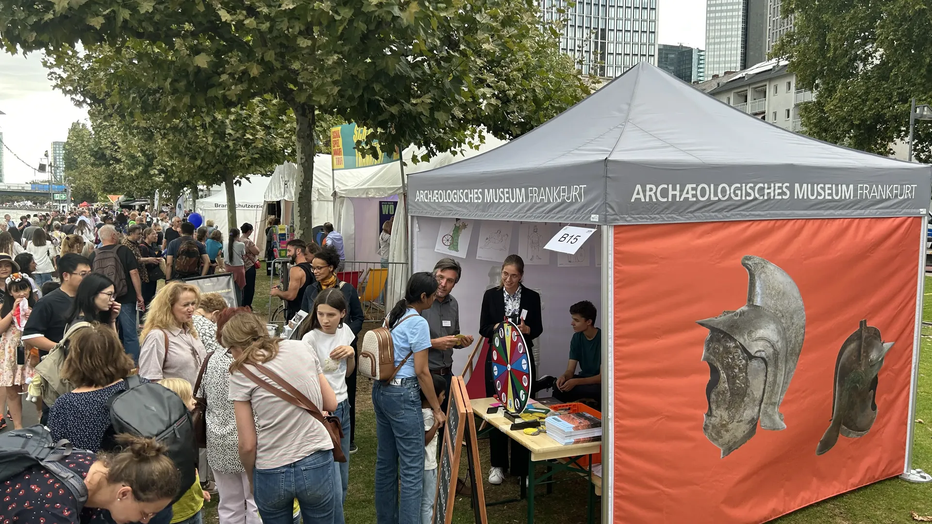 Pavillon des Archäologischen Museums am Mainufer im Jahr 2025