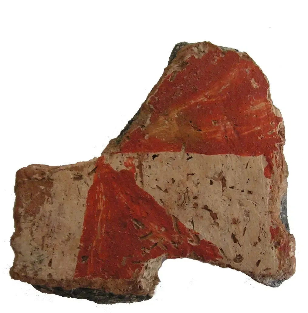 Keramikbruchstück mit glatter Oberfläche, die mit orangefarbenen Dreiecken auf weißem Grund bemalt ist.