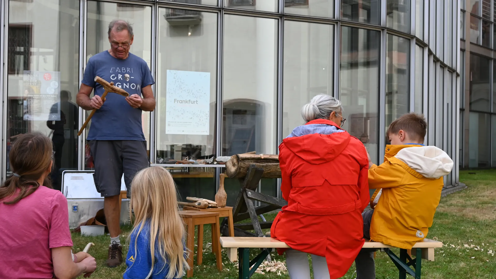 Wulf Hein führt Holzbearbeitungstechniken vor