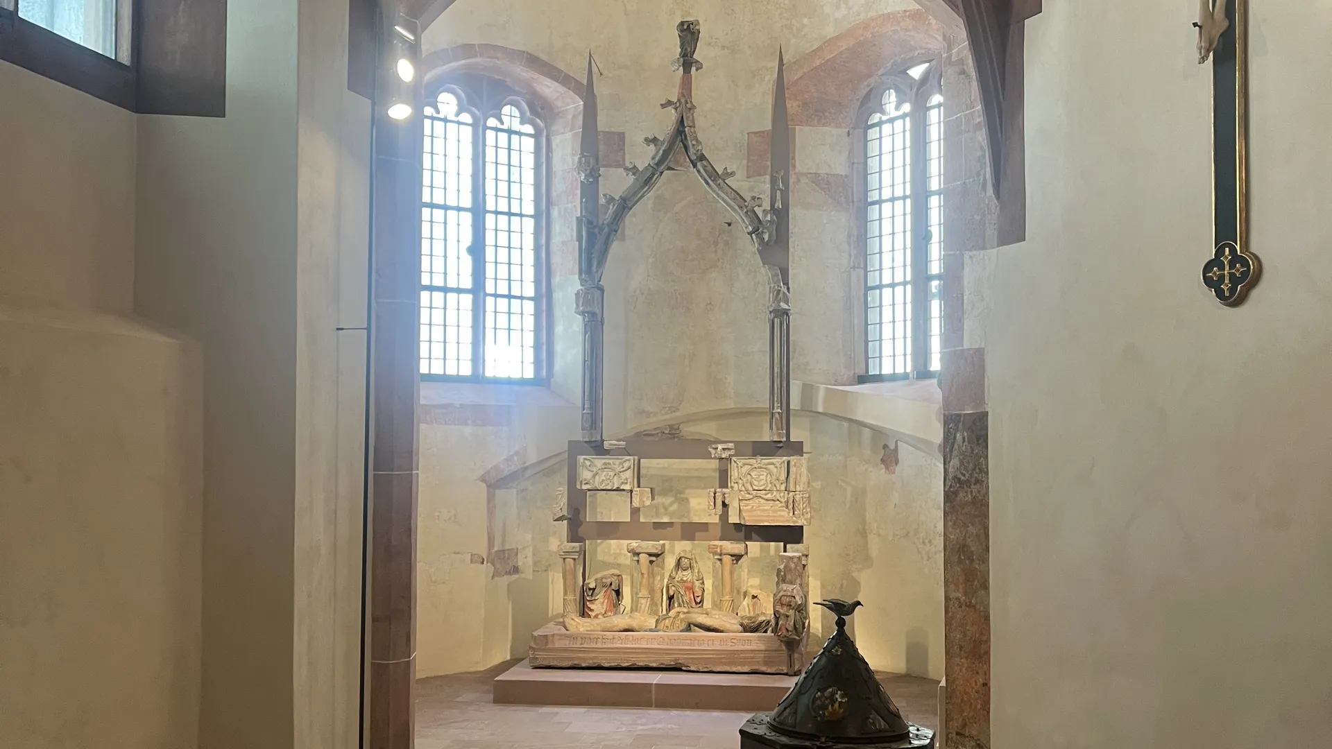 Zu sehen ist die Halle vor der Kirche. In der Halle ist in der Apsis am Ende des Raums ein Altar zu sehen.