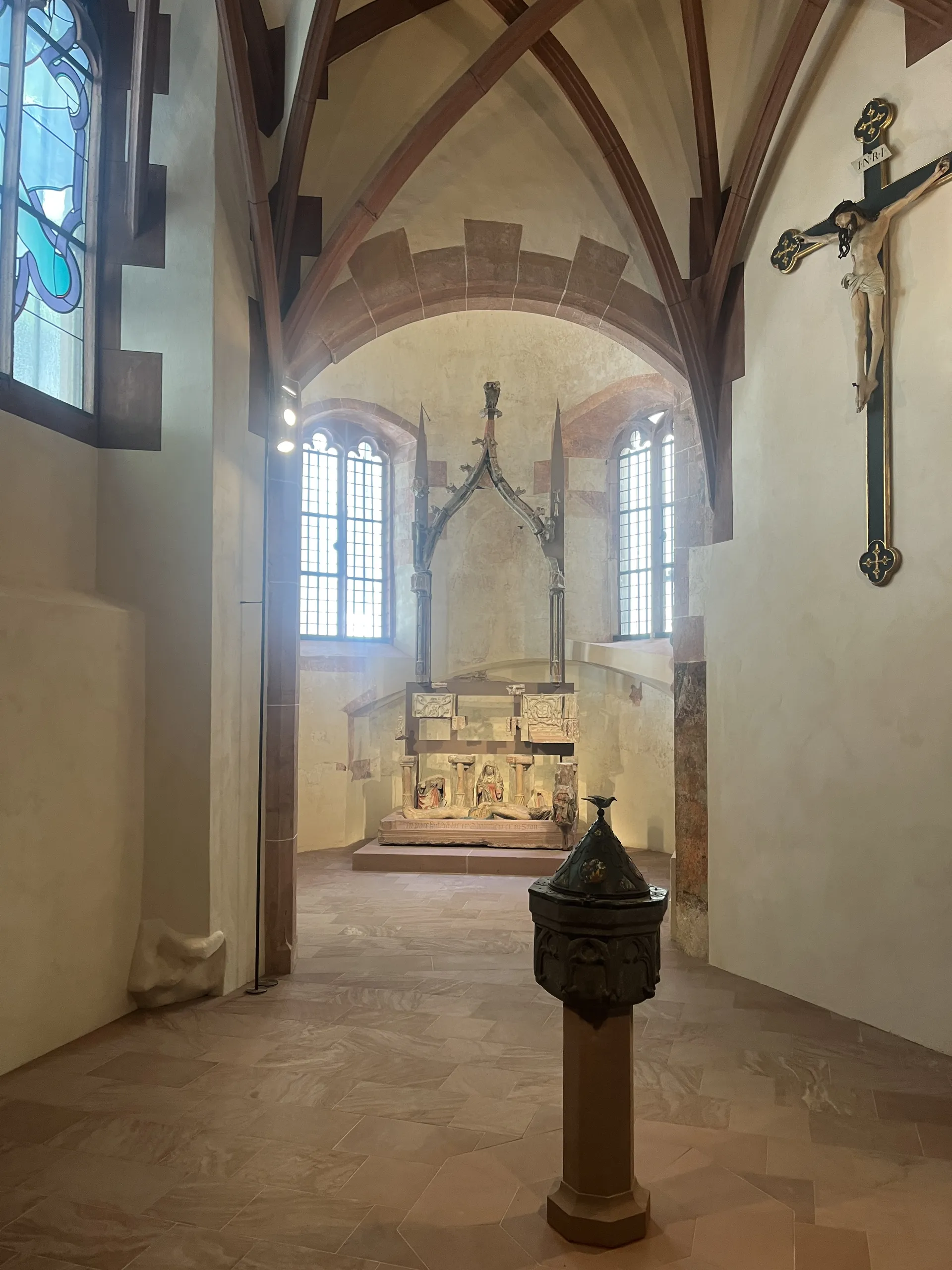 Zu sehen ist die Halle vor der Kirche. In der Halle ist in der Apsis am Ende des Raums ein Altar zu sehen.