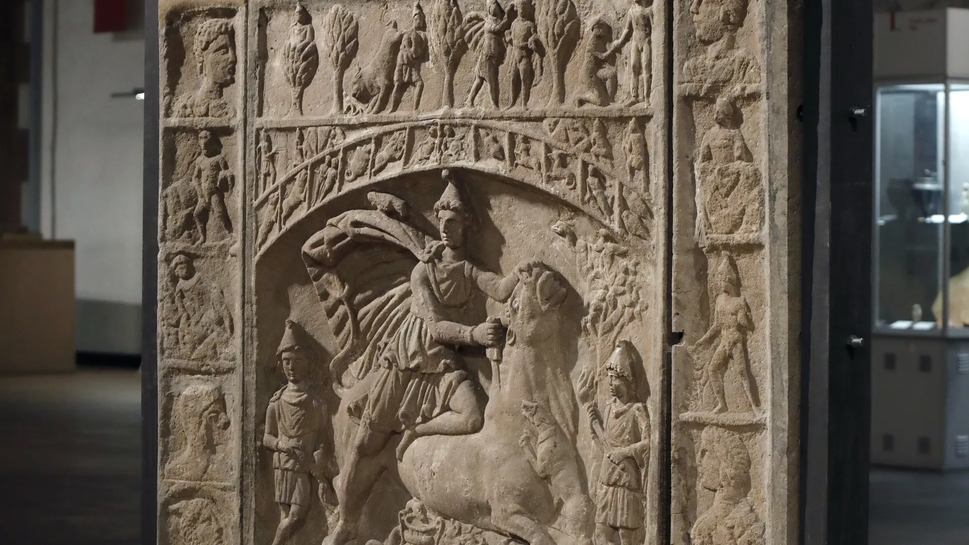 Drehbares Kultbild des Mithras